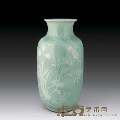 清乾隆 豆青白花花卉灯笼瓶 高38cm